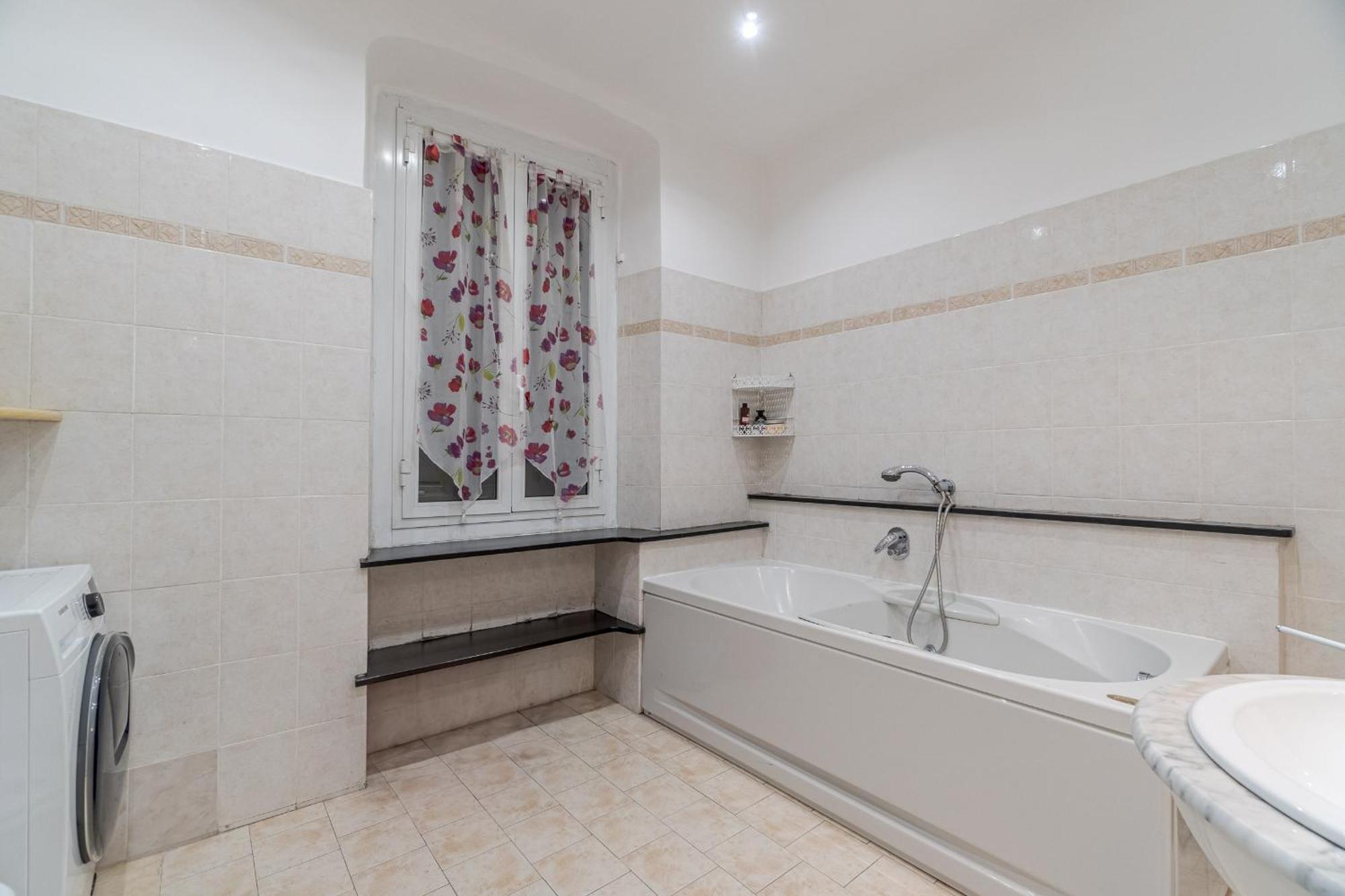 Porto Antico Functional & Roomy Flat *
